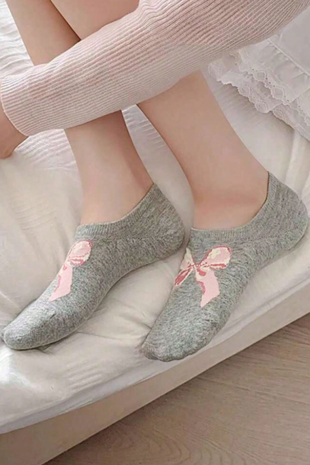 Gray Bow Print Boat Socks