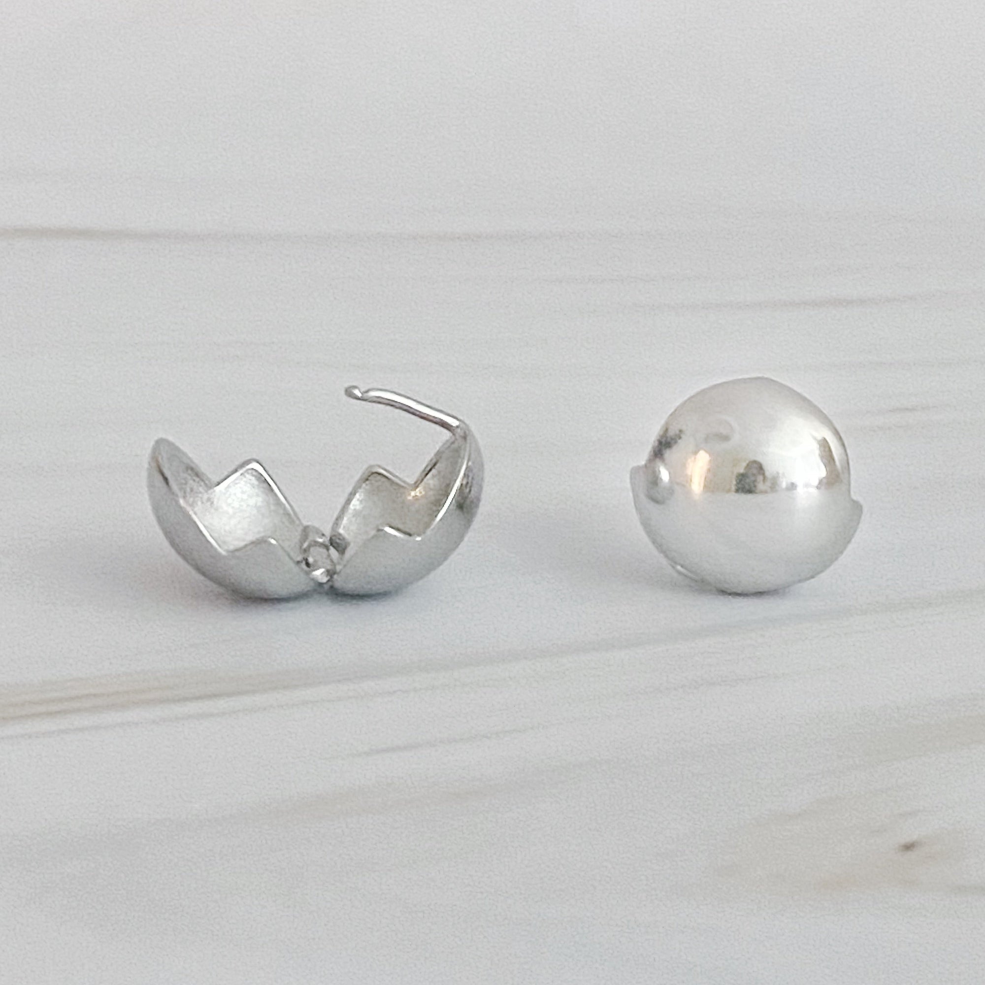 Seamlessly Round Stud Hoop Earrings-3